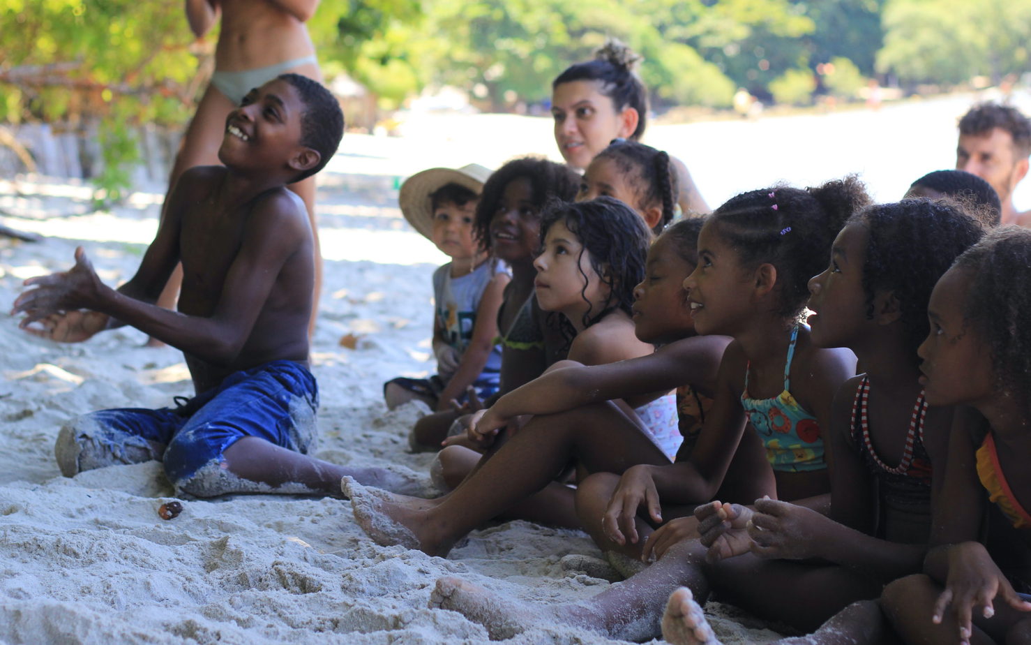 spectacle enfants plage brésil
